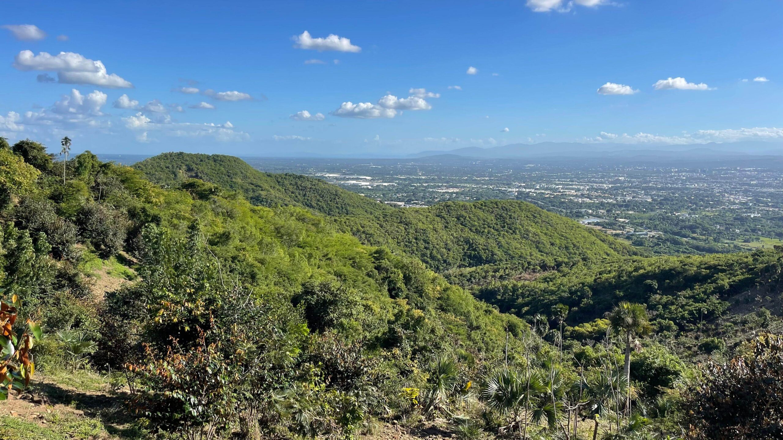 Vista panorámica hacia Santiago desde loma natural Gurabo