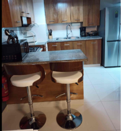 Cocina con línea blanca de apartamento amueblado en Llanos de Gurabo, Santiago
